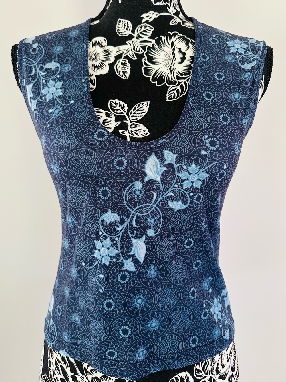 Vintage Y2K H&M blue boho/hippie patterned top